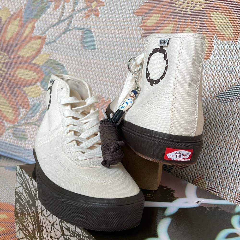 Vans Women’s Crockett High Dec
Quasi White
Vans X Quasi Crockett High Decon Shoe - Picture 13 of 16